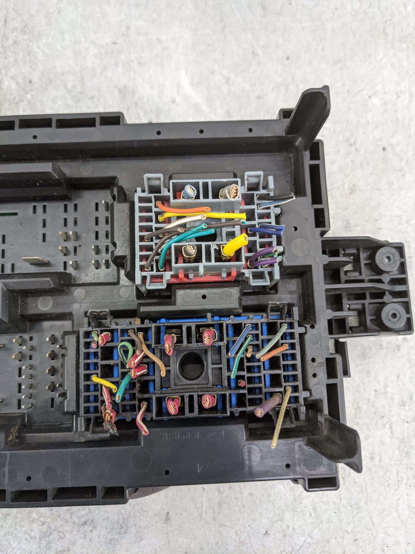 2008-2009 Cadillac Escalade Fusebox Fuse Box Panel Relay Module P/N:25905681_02 Fits Fits 2007 2008 2009 OEM Used Auto Parts