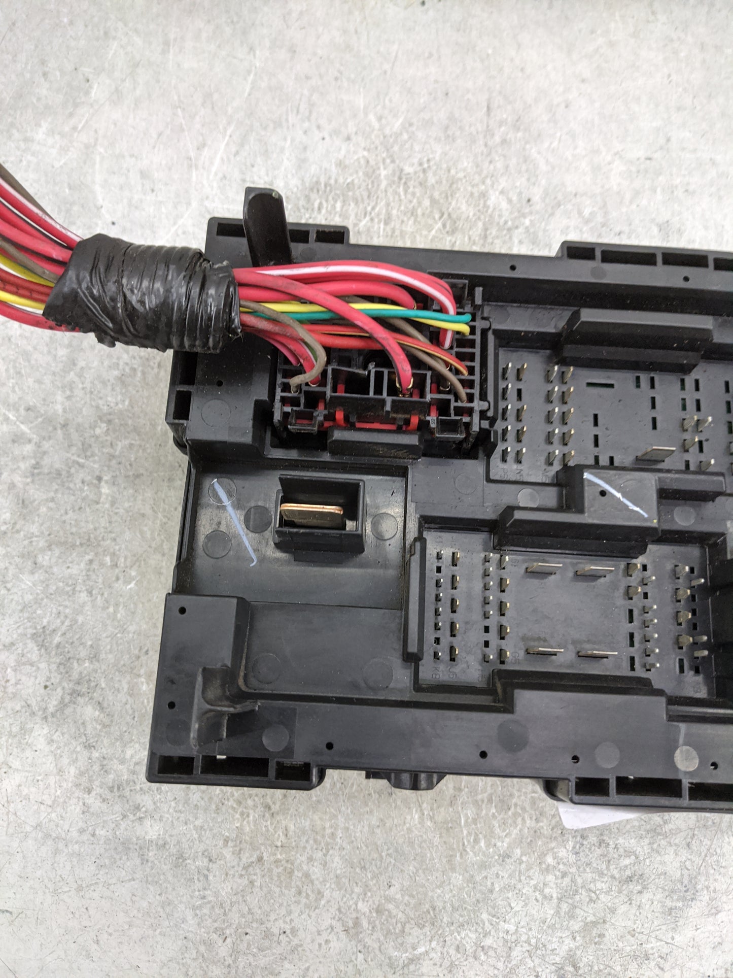2008-2009 Cadillac Escalade Fusebox Fuse Box Panel Relay Module P/N:25905681_02 Fits Fits 2007 2008 2009 OEM Used Auto Parts