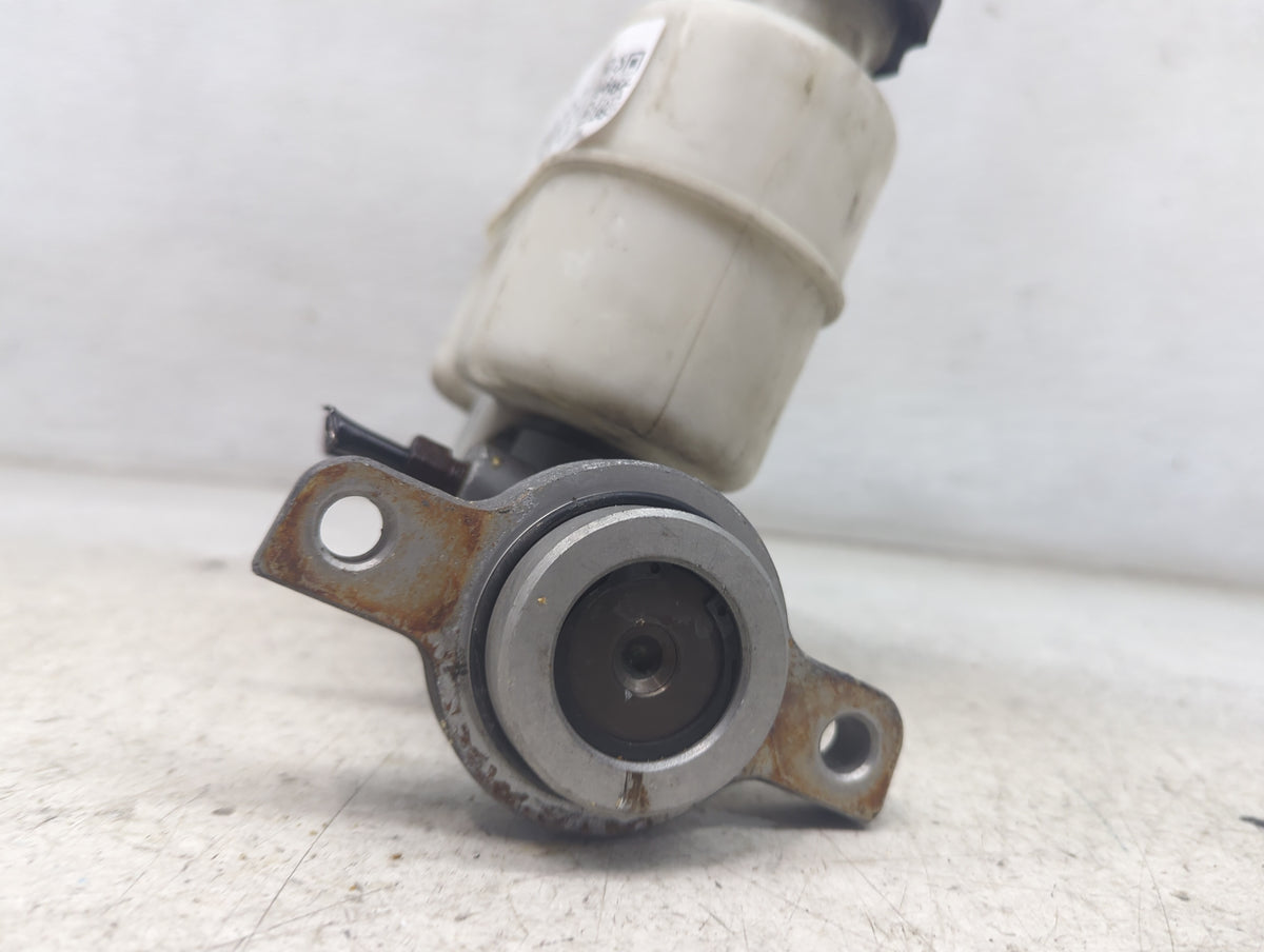 2007-2008 Cadillac Escalade Brake Master Cylinder - Oemusedautoparts1.com