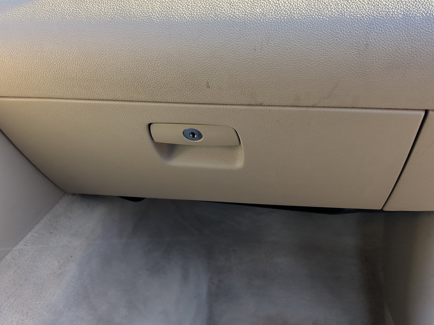 2008 Cadillac Srx Passenger Glove Box Door Storage Compartment - Oemusedautoparts1.com