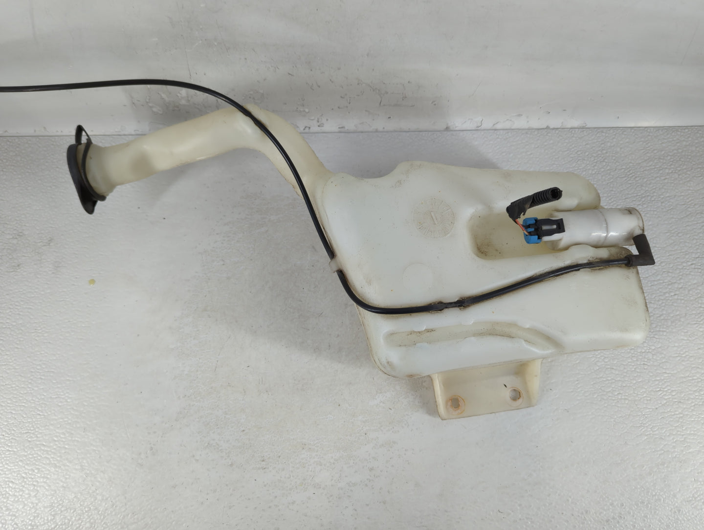 2005-2010 Chevrolet Cobalt Windshield Washer Fluid Reservoir Bottle Oem - Oemusedautoparts1.com