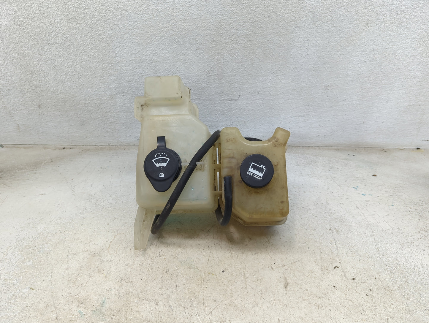 2007 Chevrolet Colorado Windshield Washer Fluid Reservoir Bottle Oem 1474146 - Oemusedautoparts1.com