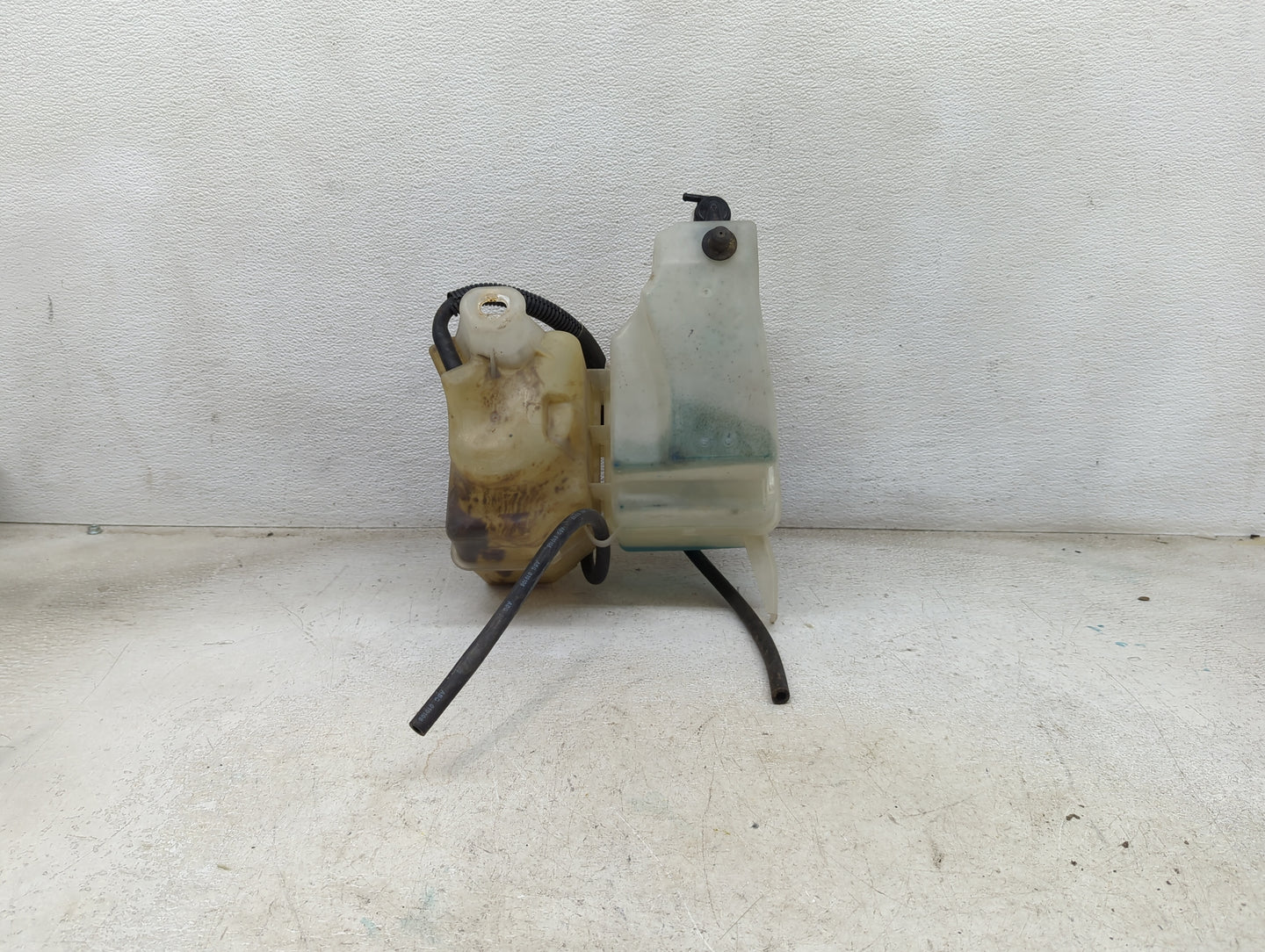 2007 Chevrolet Colorado Windshield Washer Fluid Reservoir Bottle Oem 1474146 - Oemusedautoparts1.com