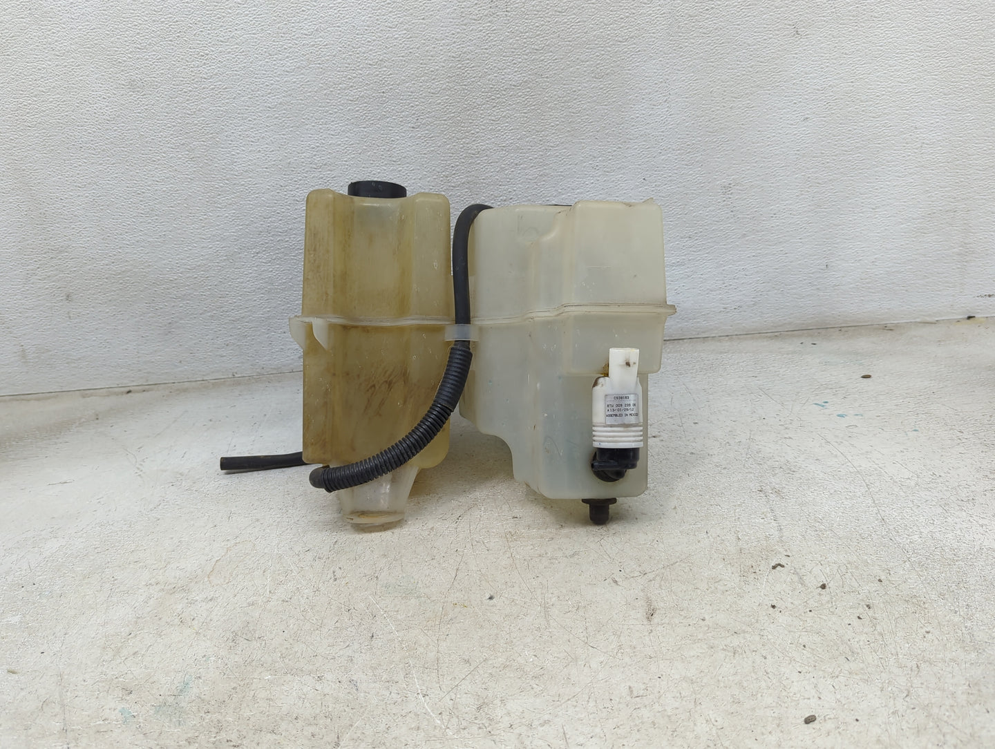 2007 Chevrolet Colorado Windshield Washer Fluid Reservoir Bottle Oem 1474146 - Oemusedautoparts1.com