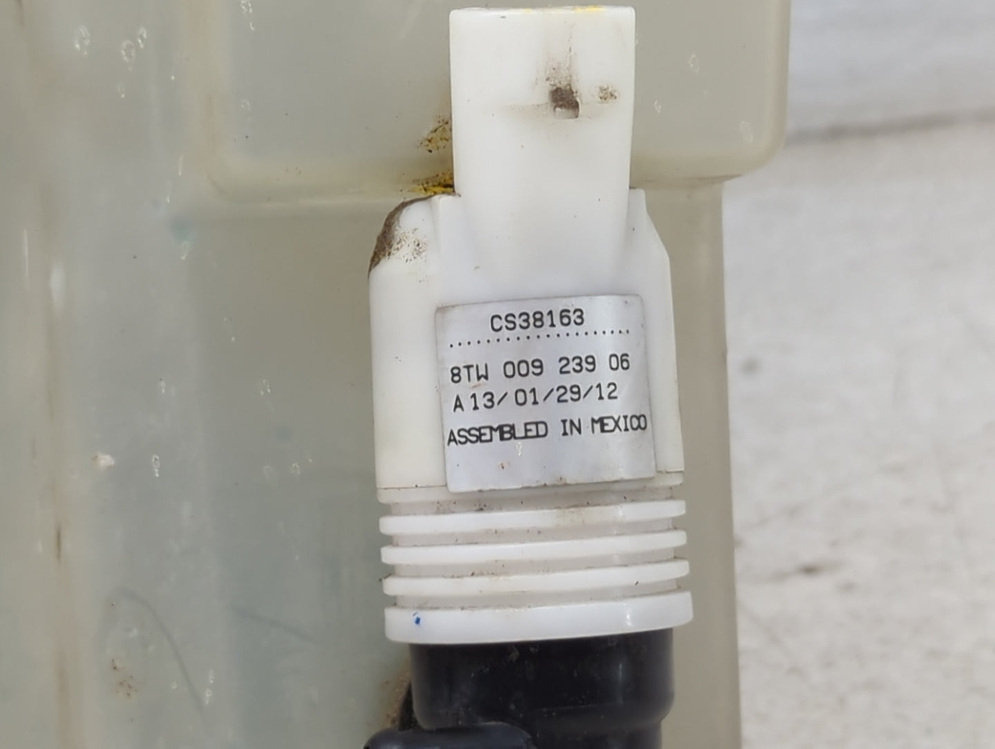 2007 Chevrolet Colorado Windshield Washer Fluid Reservoir Bottle Oem 1474146 - Oemusedautoparts1.com
