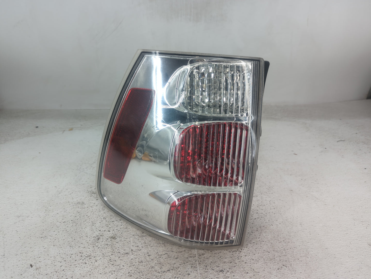 2005-2009 Chevrolet Equinox Tail Light Assembly Passenger Right OEM Fits Fits 2005 2006 2007 2008 2009 OEM Used Auto Parts -