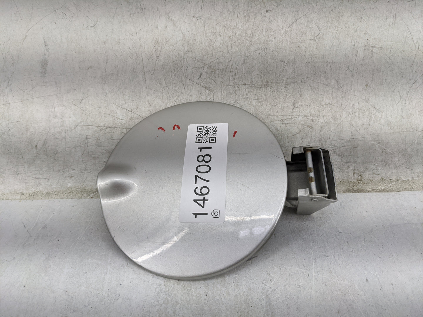 2008 Chevrolet Equinox Fuel Tank Door Lid Gas Tank Silver - Oemusedautoparts1.com