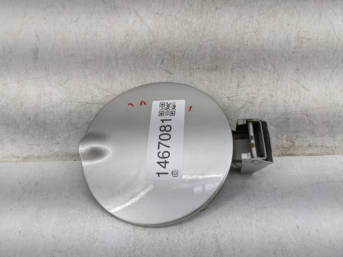 2008 Chevrolet Equinox Fuel Tank Door Lid Gas Tank Silver - Oemusedautoparts1.com