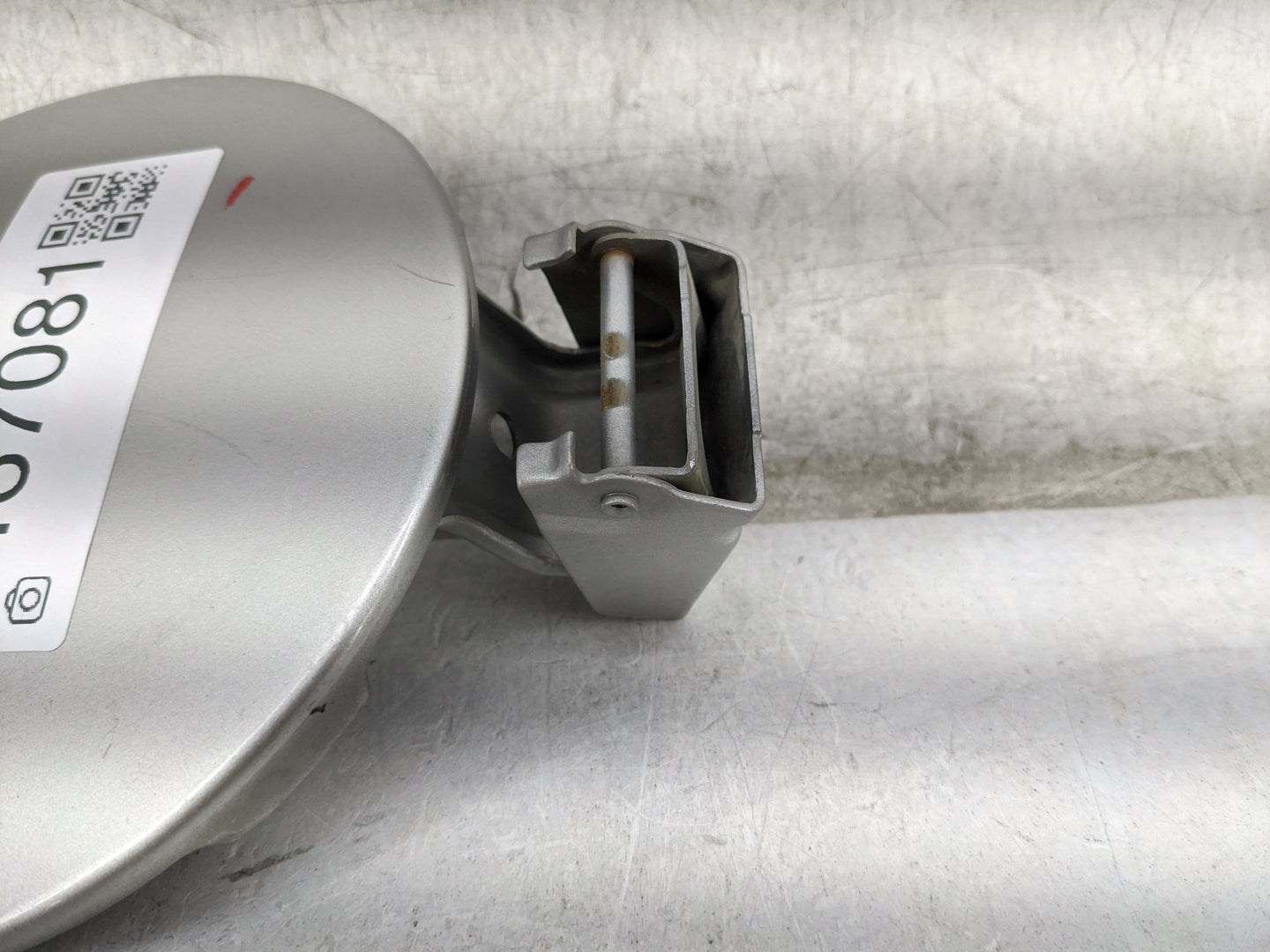 2008 Chevrolet Equinox Fuel Tank Door Lid Gas Tank Silver - Oemusedautoparts1.com
