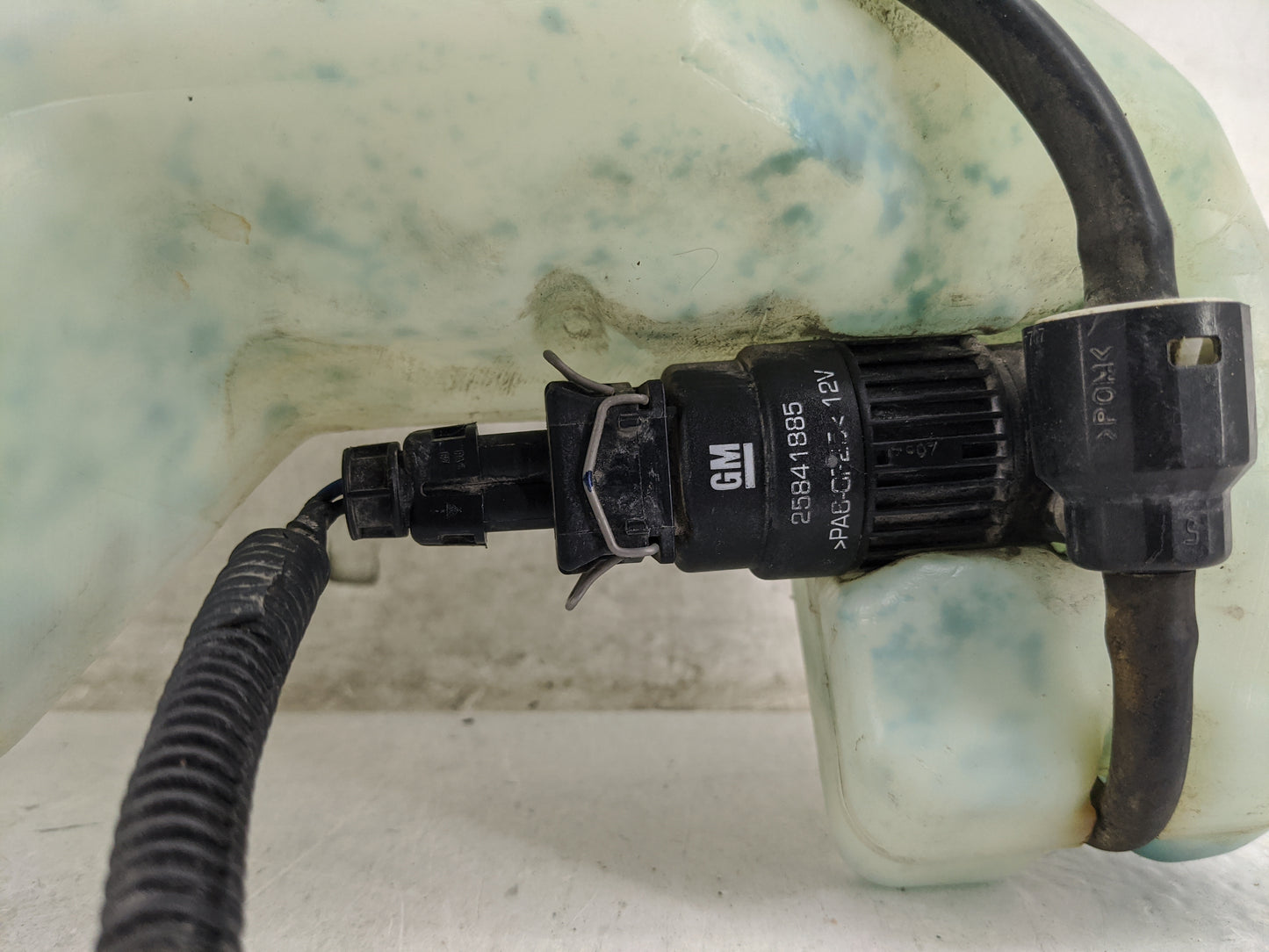 2008 Chevrolet Equinox Windshield Washer Fluid Reservoir Bottle Oem - Oemusedautoparts1.com