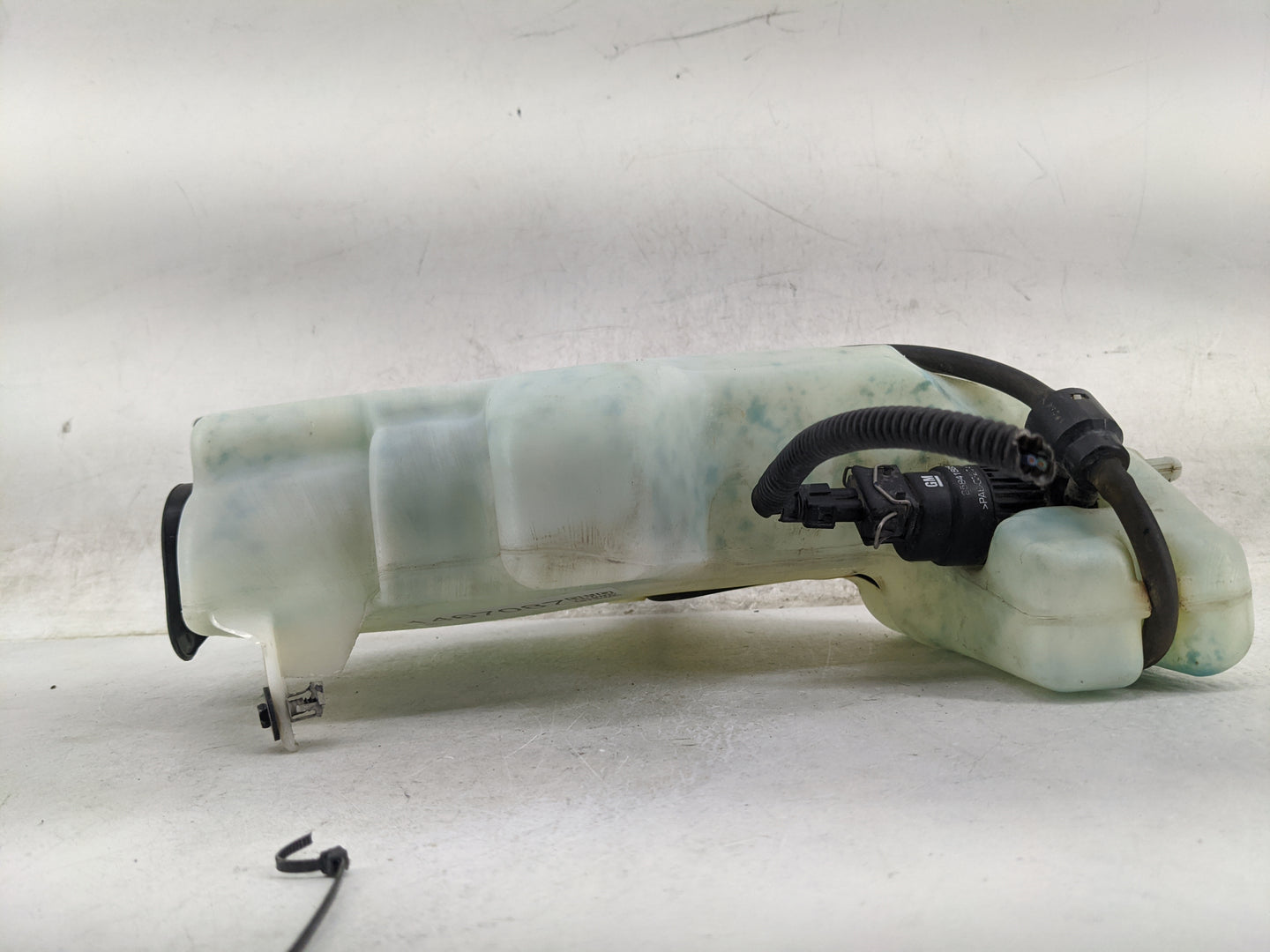 2008 Chevrolet Equinox Windshield Washer Fluid Reservoir Bottle Oem - Oemusedautoparts1.com
