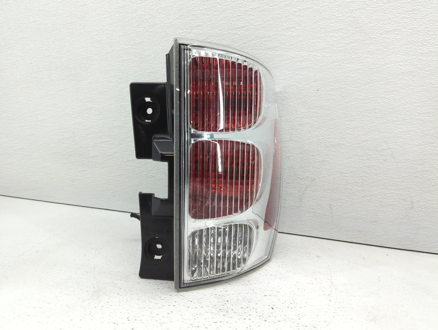 2005-2009 Chevrolet Equinox Tail Light Assembly Passenger Right OEM P/N:5480779 Fits Fits 2005 2006 2007 2008 2009 OEM Used 