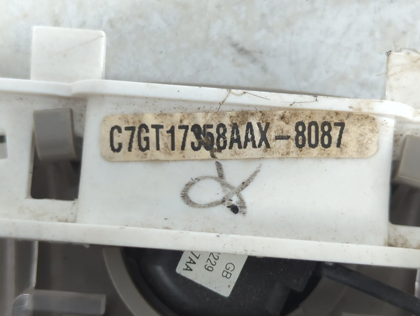 2008 Chevrolet Equinox Overhead Roof Console - Oemusedautoparts1.com