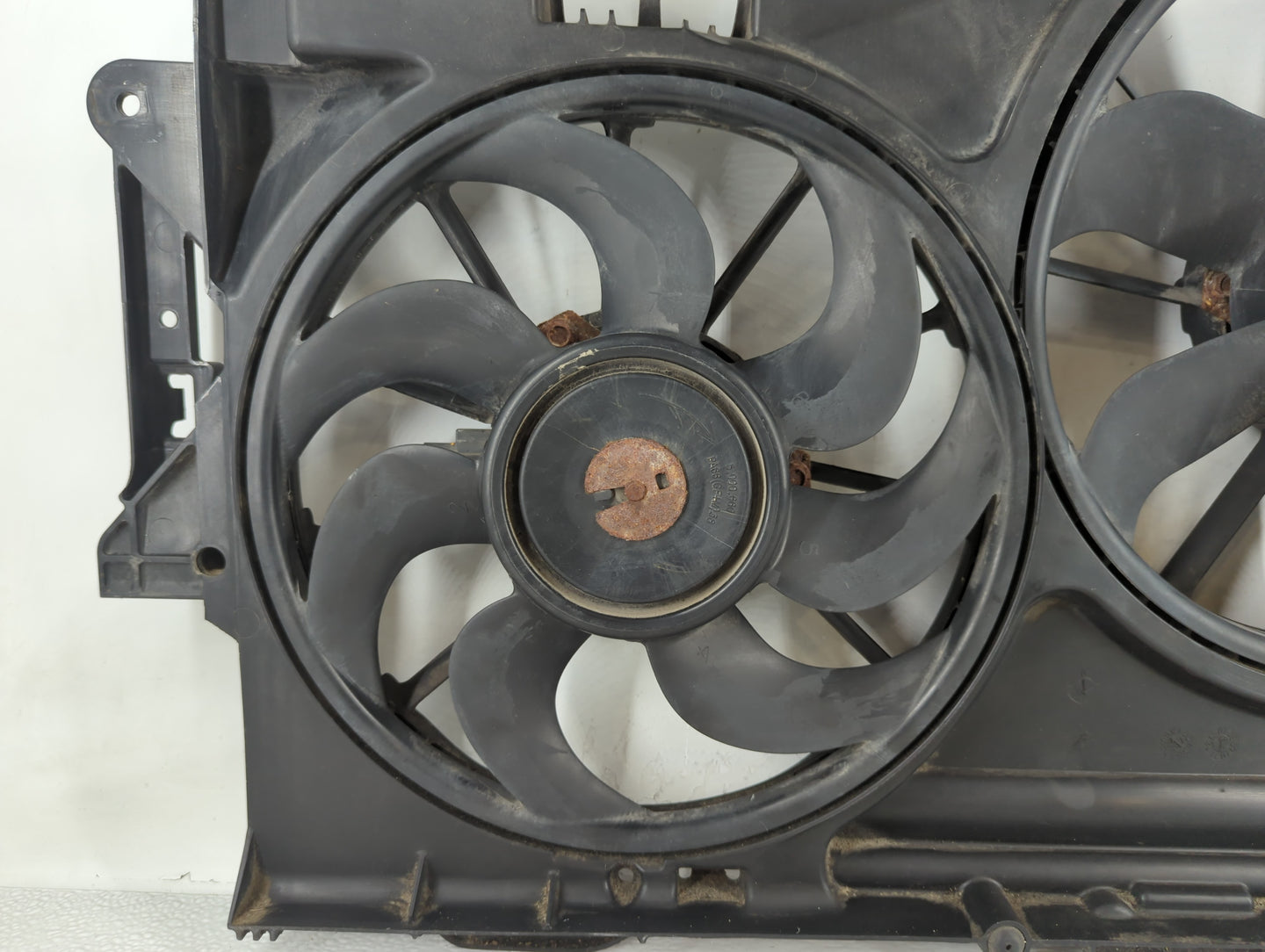 2008-2009 Chevrolet Equinox Left Radiator Fan Motor Assembly - Oemusedautoparts1.com