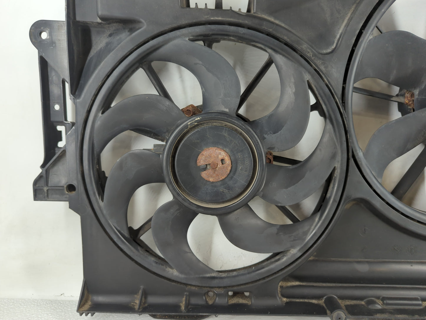 2008-2009 Chevrolet Equinox Left Radiator Fan Motor Assembly - Oemusedautoparts1.com