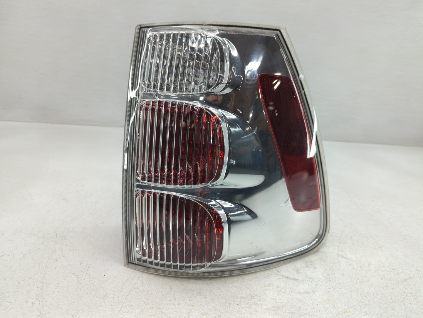 2005-2009 Chevrolet Equinox Tail Light Assembly Driver Left OEM P/N:5480780 Fits Fits 2005 2006 2007 2008 2009 OEM Used Auto