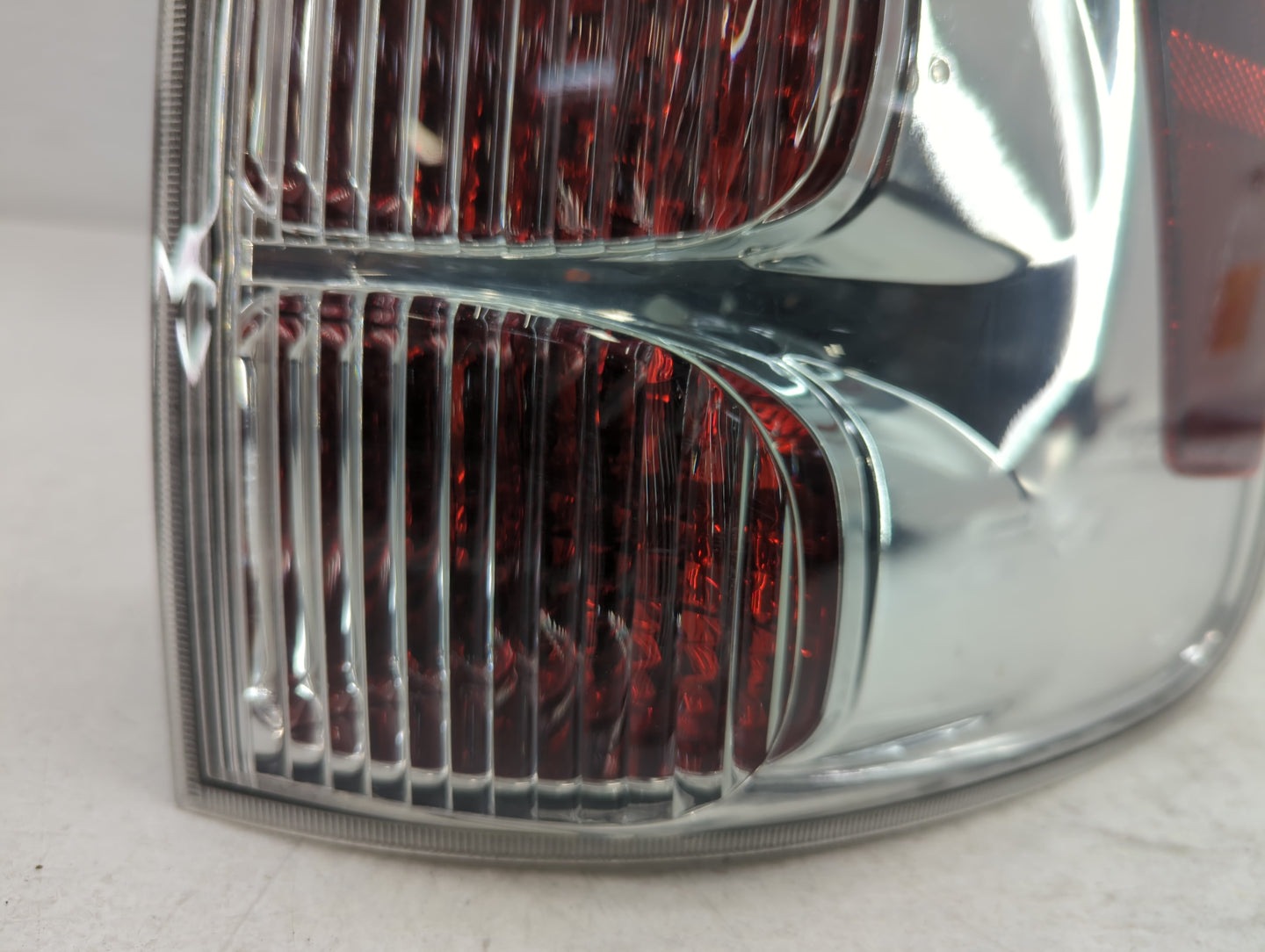 2005-2009 Chevrolet Equinox Tail Light Assembly Driver Left OEM P/N:5480780 Fits Fits 2005 2006 2007 2008 2009 OEM Used Auto