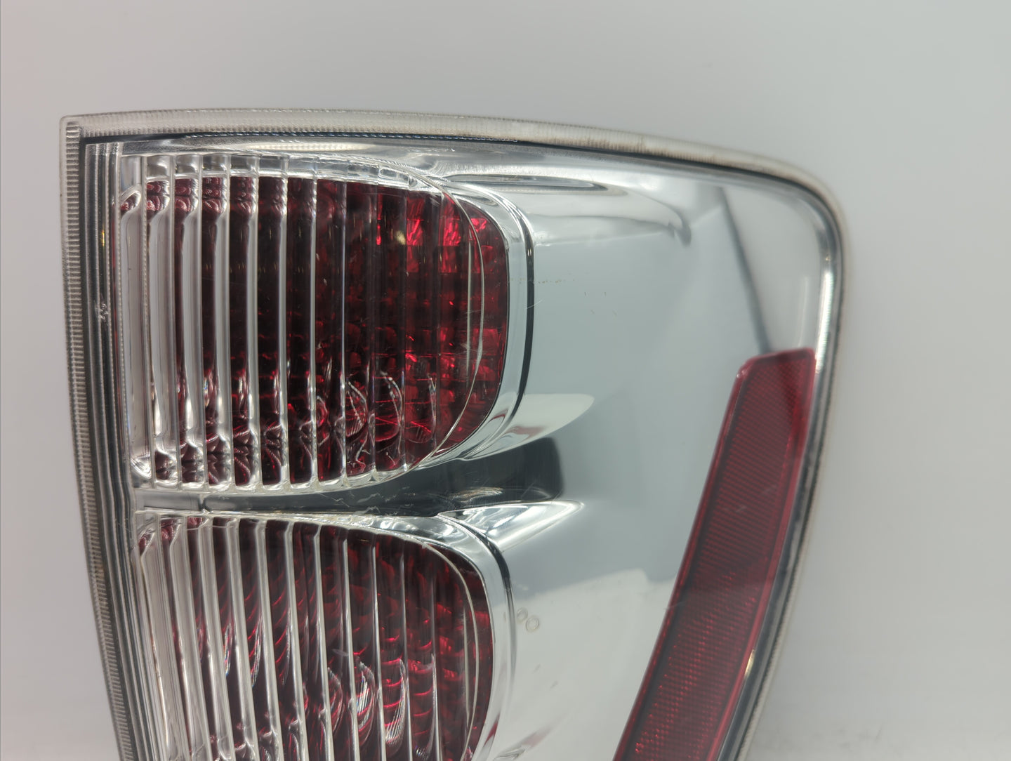 2008 Chevrolet Equinox Tail Light Assembly Passenger Right OEM P/N:548077 30796268, GM384-B000R Fits Fits 2005 2006 2007 200