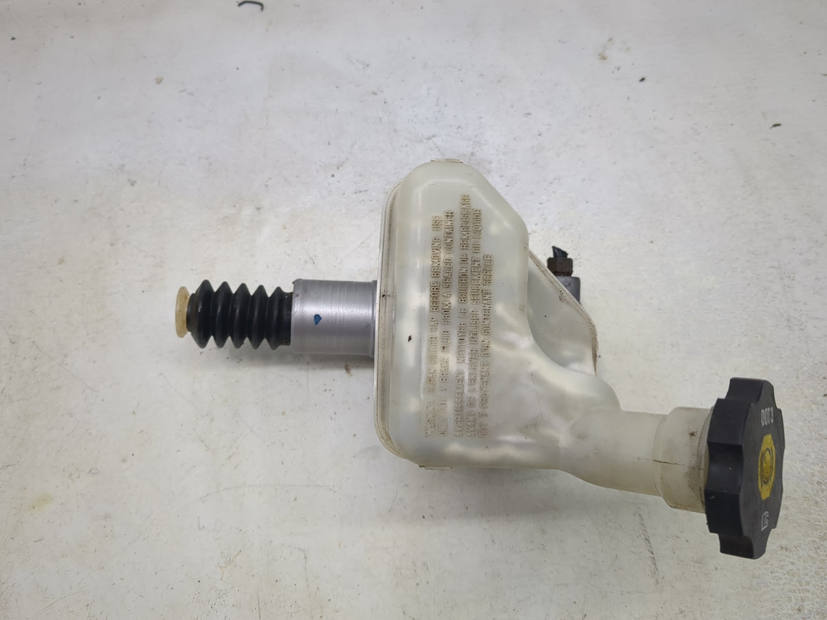 2008-2011 Chevrolet Hhr Brake Master Cylinder 1513009 - Oemusedautoparts1.com