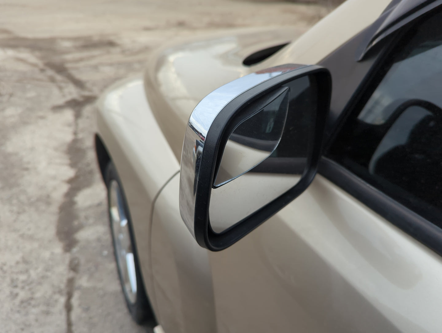 2007-2011 Chevrolet Hhr Driver Side View Mirror - Left Door Mirror OEM Used - Oemusedautoparts1.com