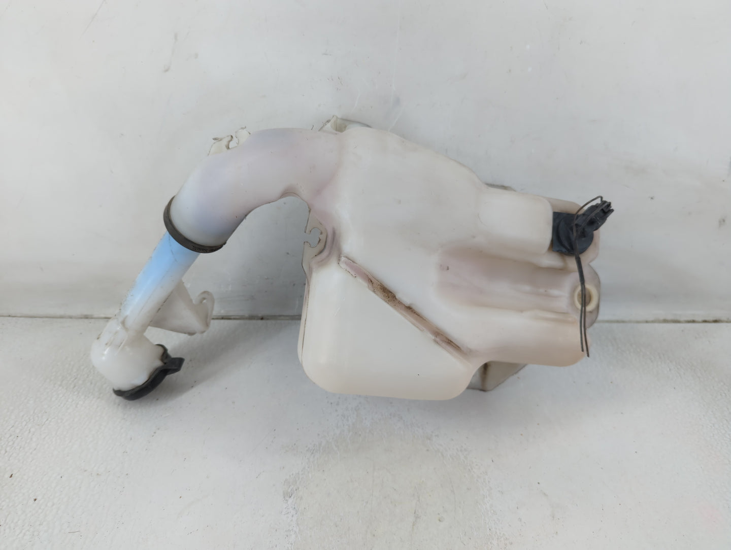 2008-2012 Chevrolet Malibu Windshield Washer Fluid Reservoir Bottle Oem - Oemusedautoparts1.com