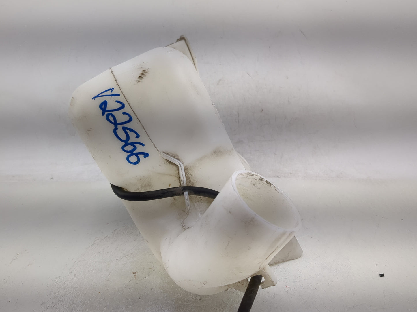 2008-2012 Chevrolet Malibu Windshield Washer Fluid Reservoir Bottle Oem - Oemusedautoparts1.com