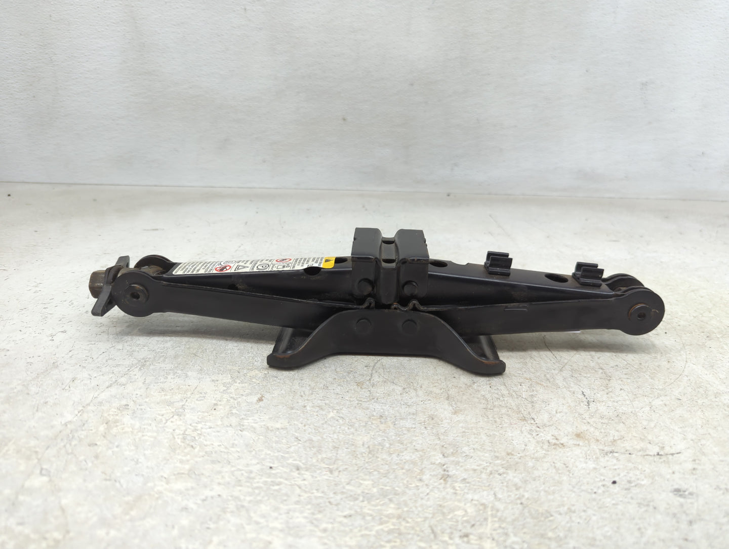 2008 Chevrolet Malibu Spare Scissor Car Jack 1390146 - Oemusedautoparts1.com