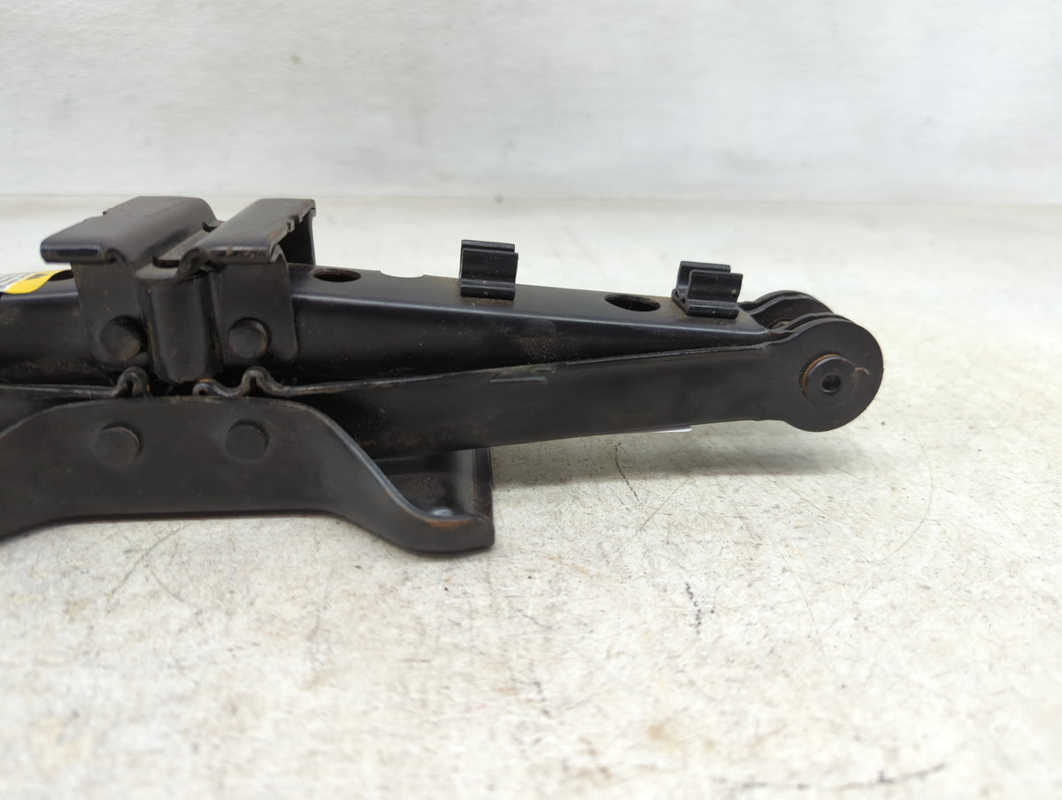 2008 Chevrolet Malibu Spare Scissor Car Jack 1390146 - Oemusedautoparts1.com
