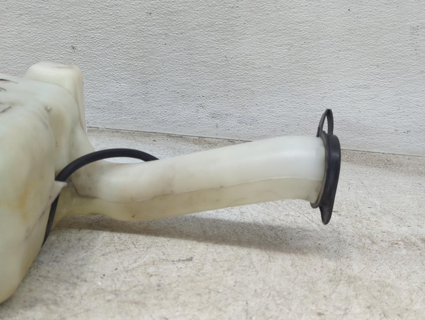 2004-2008 Chevrolet Malibu Windshield Washer Fluid Reservoir Bottle Oem - Oemusedautoparts1.com