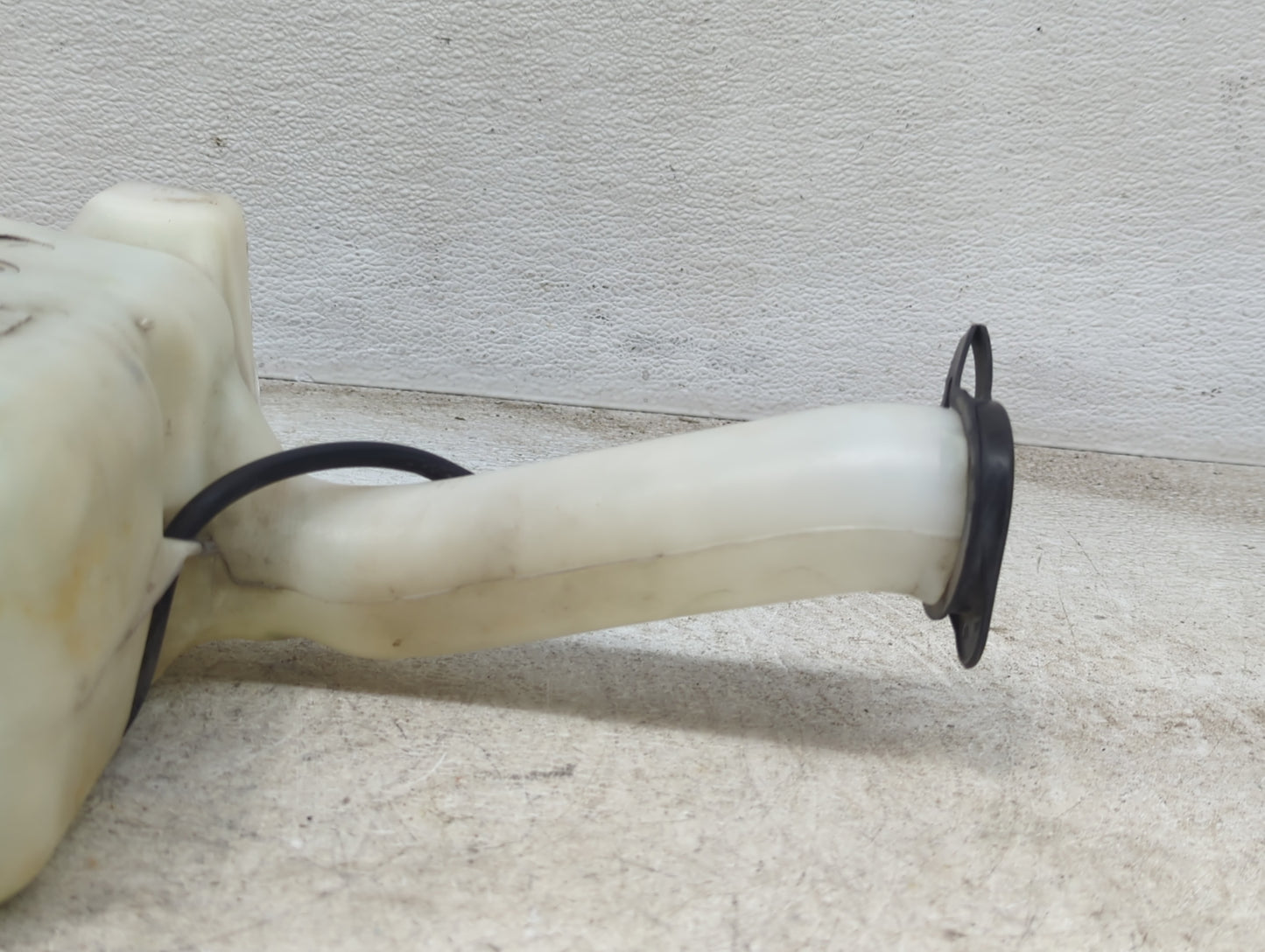2004-2008 Chevrolet Malibu Windshield Washer Fluid Reservoir Bottle Oem - Oemusedautoparts1.com