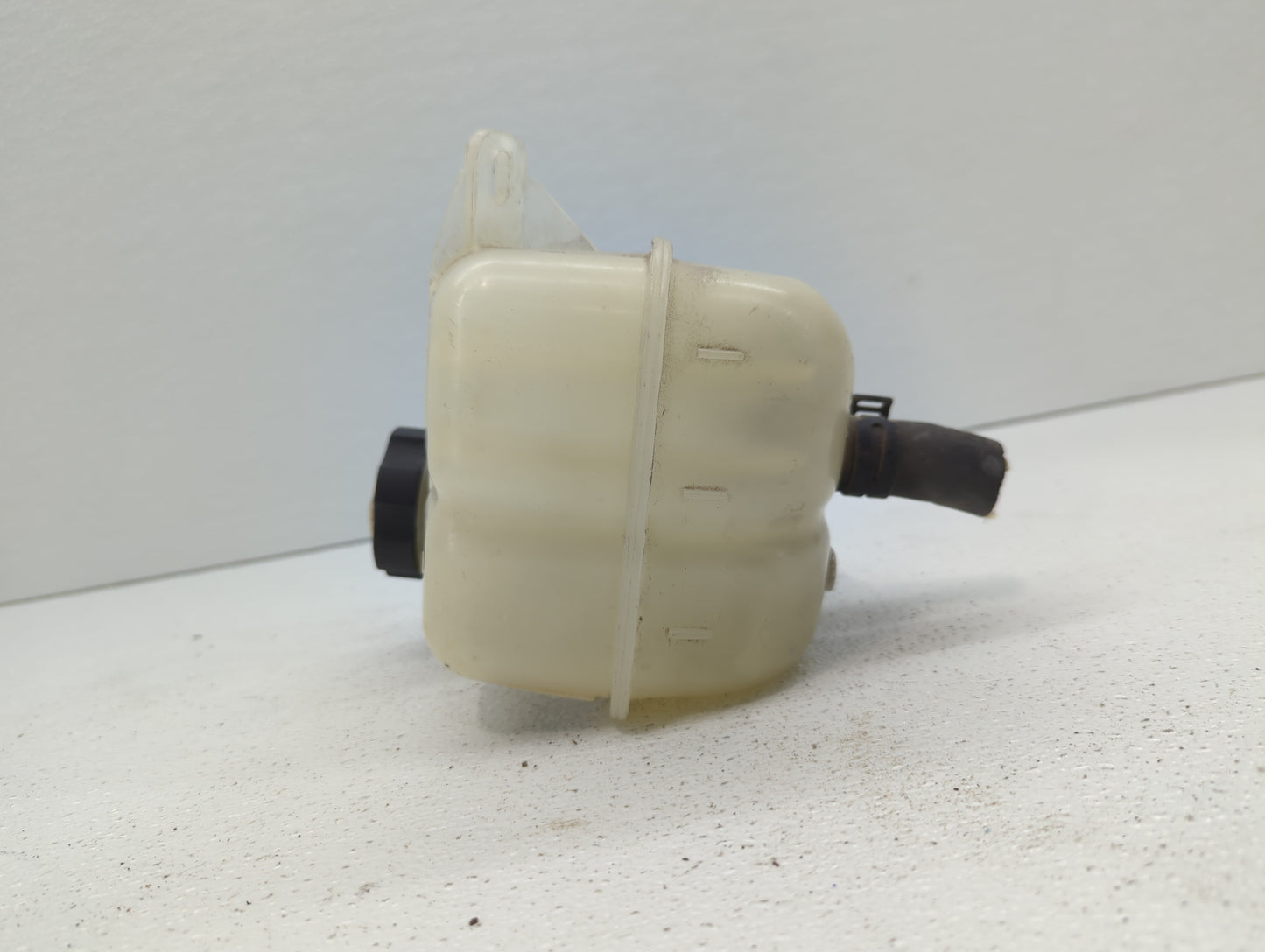 2007 Chevrolet Malibu Radiator Coolant Overflow Expansion Tank Bottle - Oemusedautoparts1.com