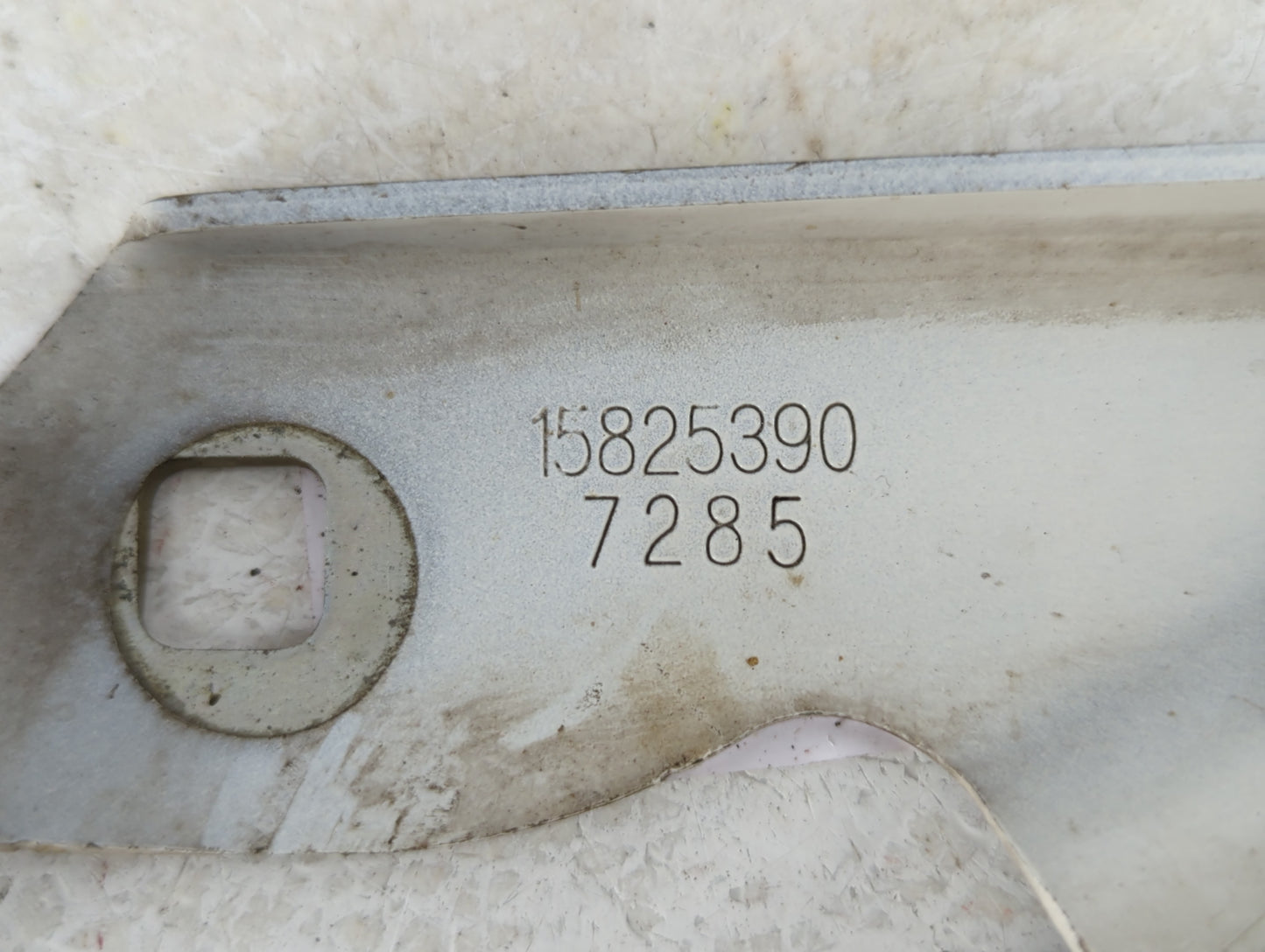 2008 Chevrolet Malibu Passenger Right Hood Hinge - Oemusedautoparts1.com