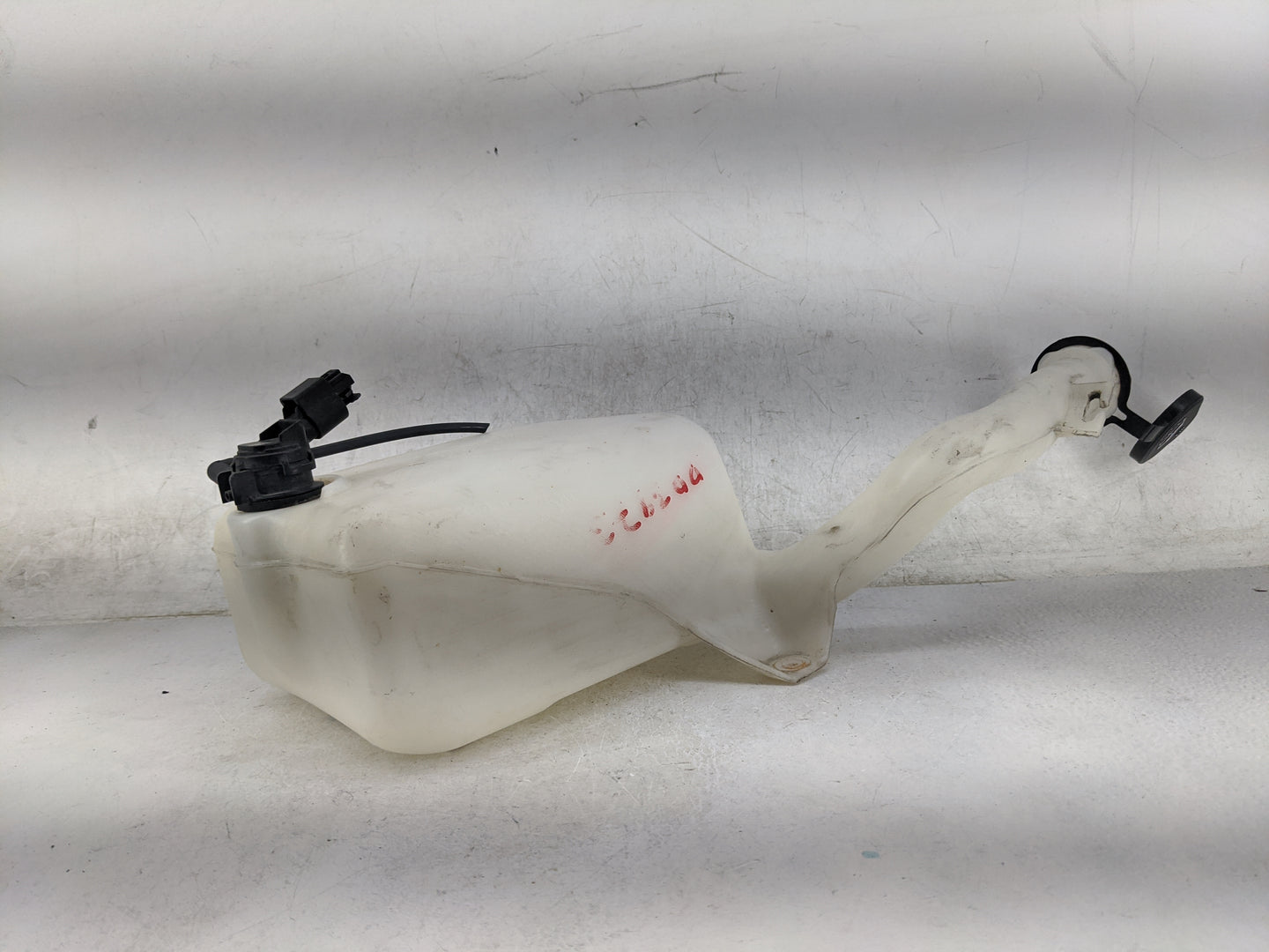 Chevrolet Silverado Windshield Washer Fluid Reservoir Bottle Oem - Oemusedautoparts1.com