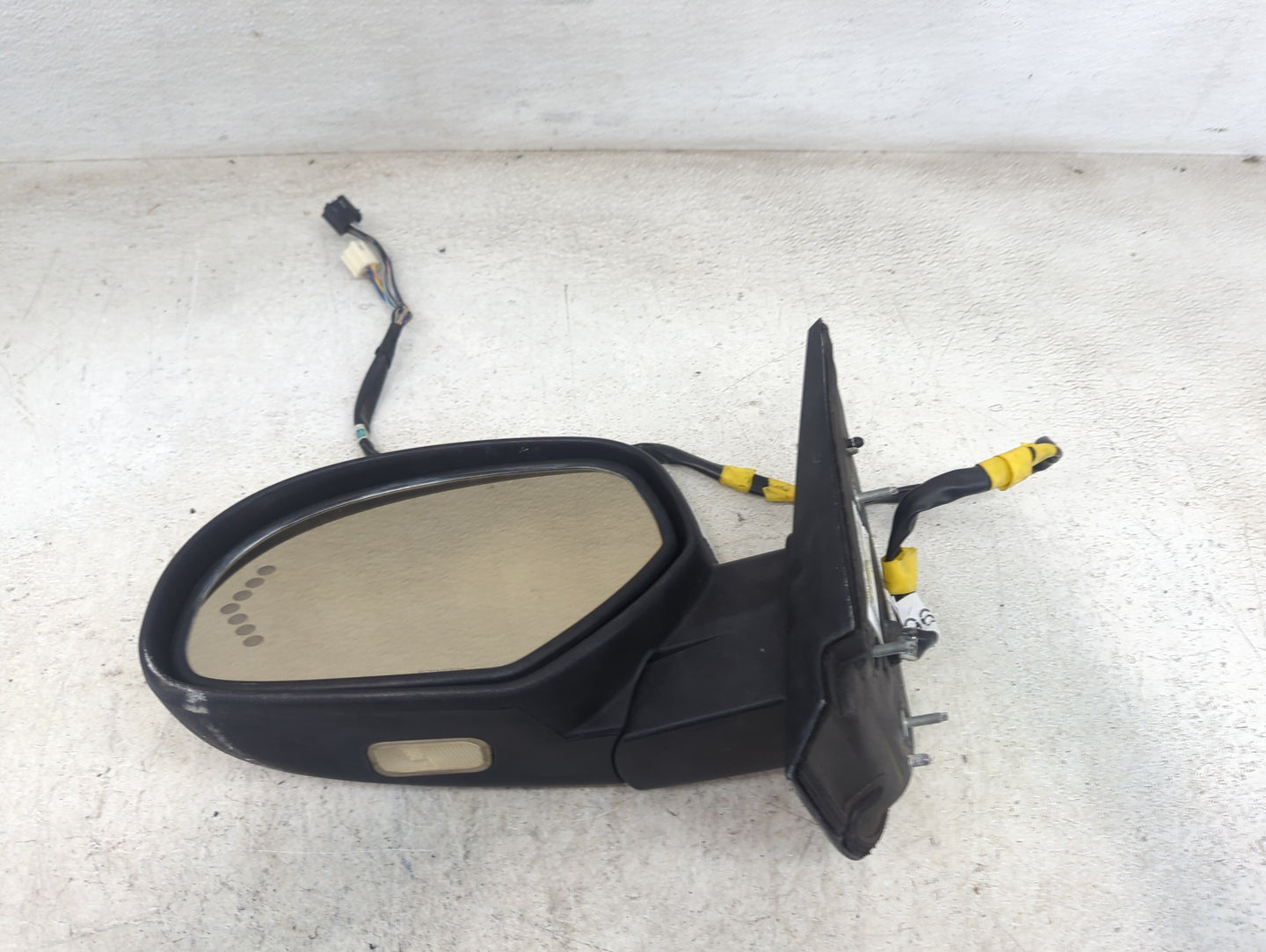 2007-2008 Chevrolet Suburban 1500 Driver Side View Mirror - Left Door Mirror OEM Used - Oemusedautoparts1.com