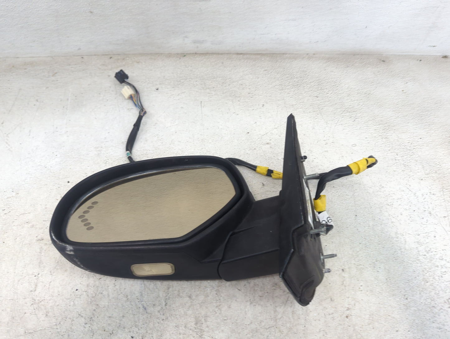 2007-2008 Chevrolet Suburban 1500 Driver Side View Mirror - Left Door Mirror OEM Used - Oemusedautoparts1.com