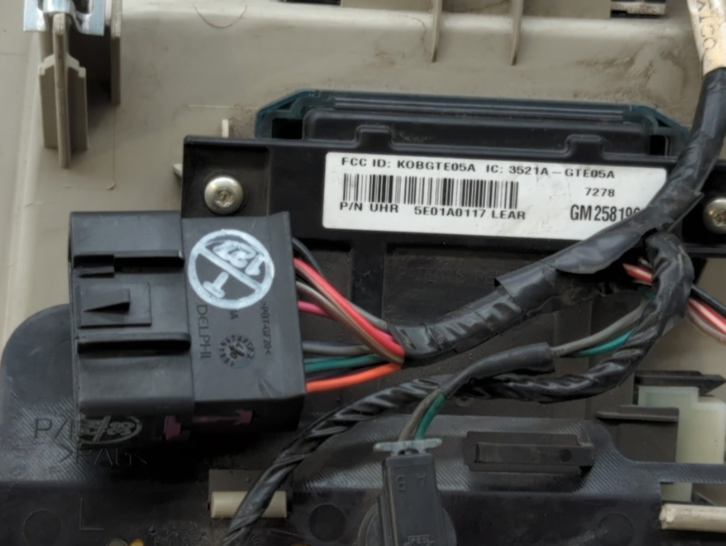 2007-2011 Chevrolet Tahoe Center Floor Console P/N:5150827AA Fits Fits 2007 2008 2009 2010 2011 OEM Used Auto Parts - Oemuse