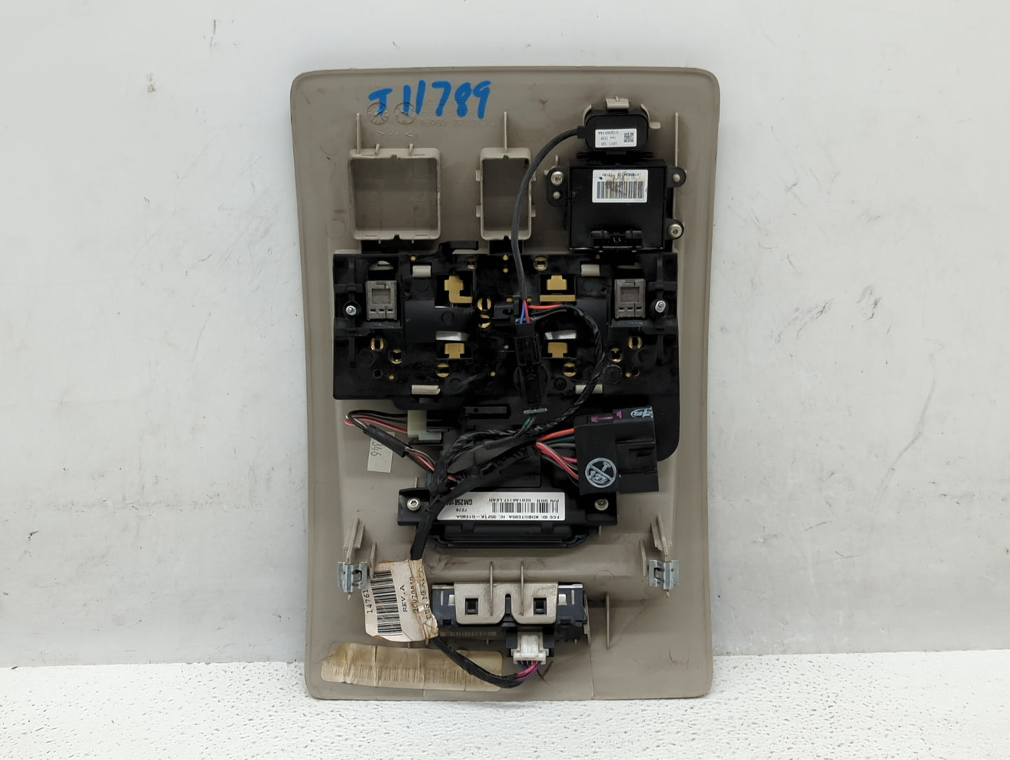 2007-2011 Chevrolet Tahoe Center Floor Console P/N:5150827AA Fits Fits 2007 2008 2009 2010 2011 OEM Used Auto Parts - Oemuse