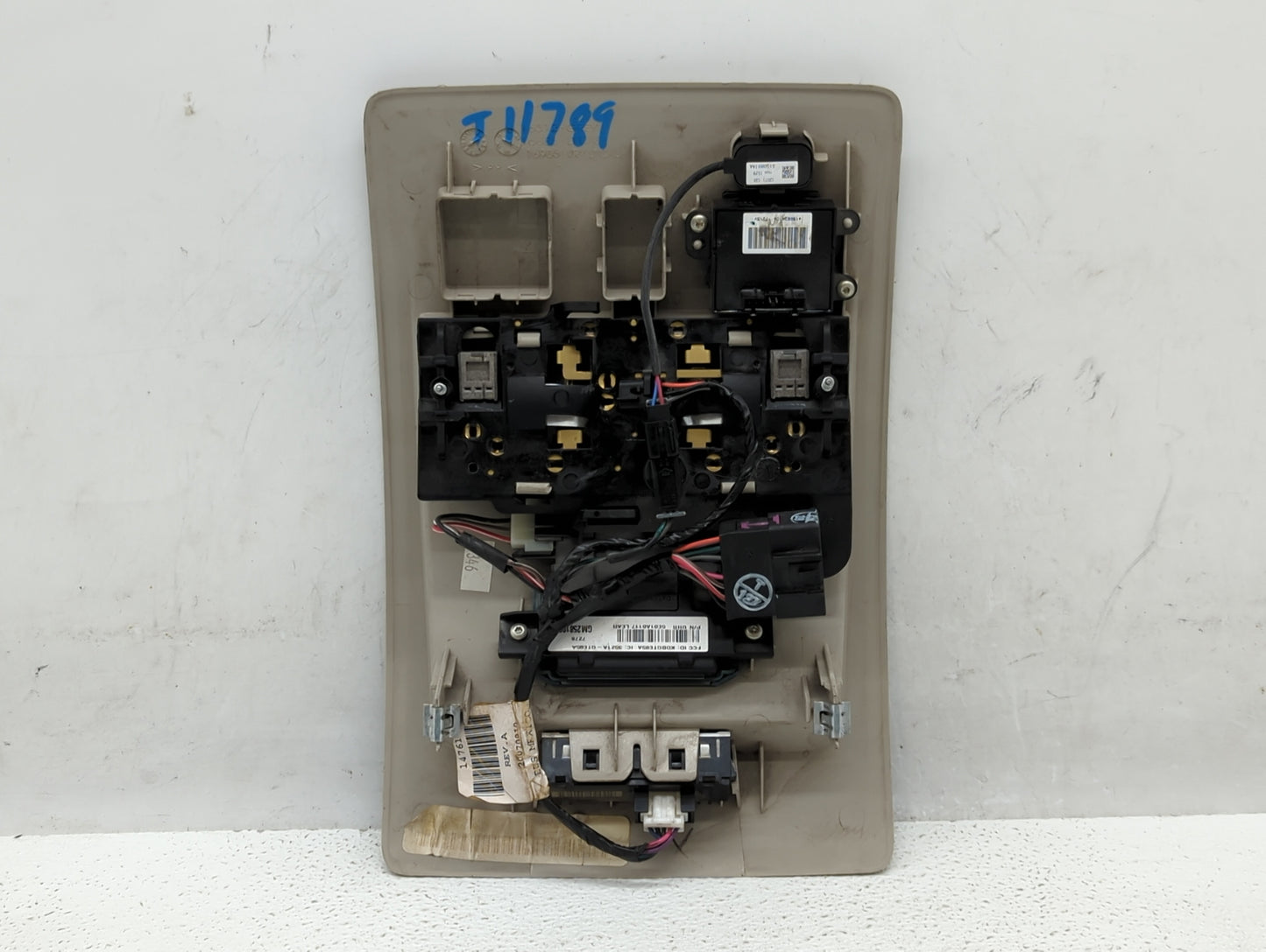 2007-2011 Chevrolet Tahoe Center Floor Console P/N:5150827AA Fits Fits 2007 2008 2009 2010 2011 OEM Used Auto Parts - Oemuse