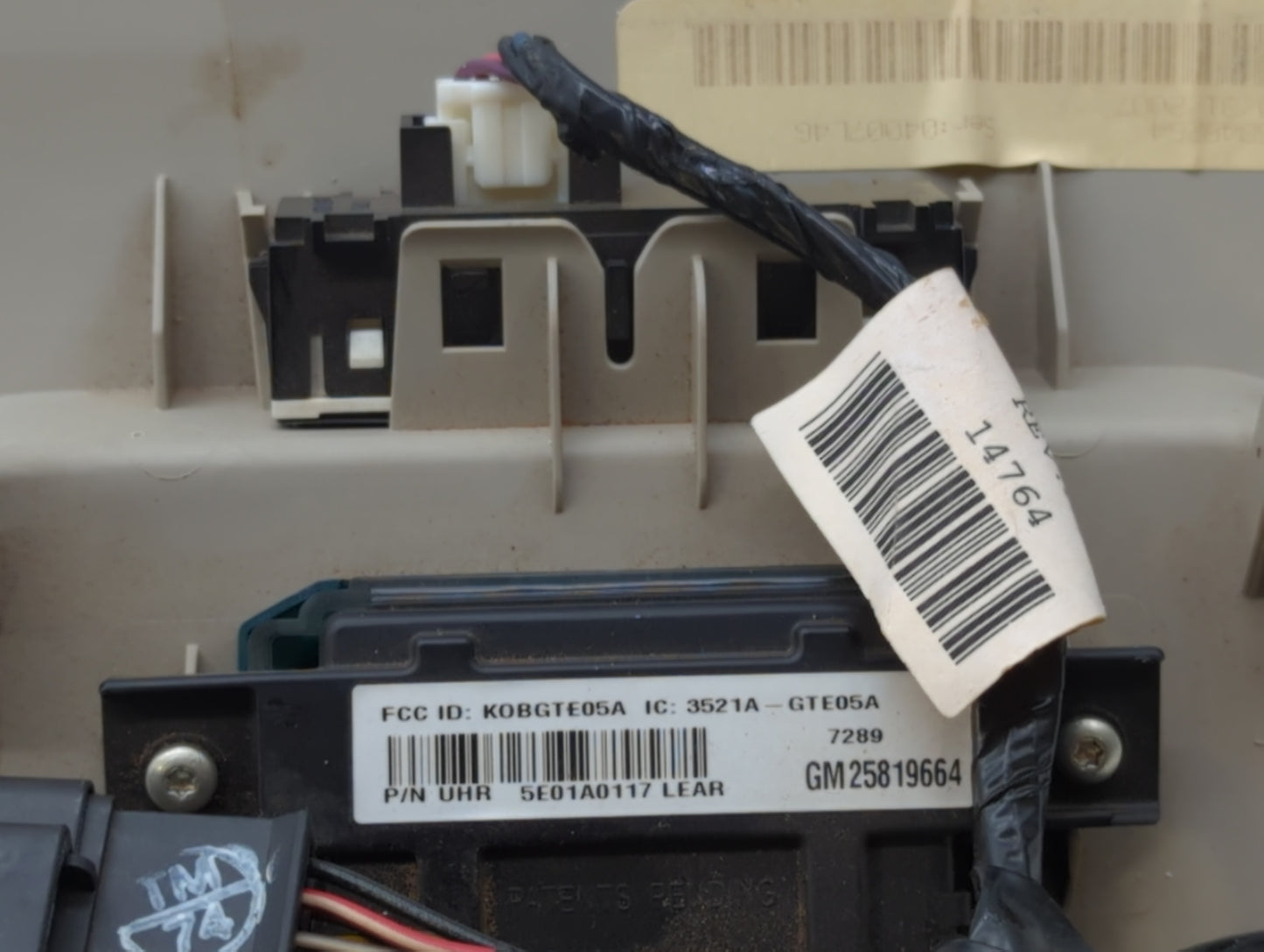 2007-2011 Chevrolet Tahoe Center Floor Console P/N:15948136 Fits Fits 2007 2008 2009 2010 2011 OEM Used Auto Parts - Oemused