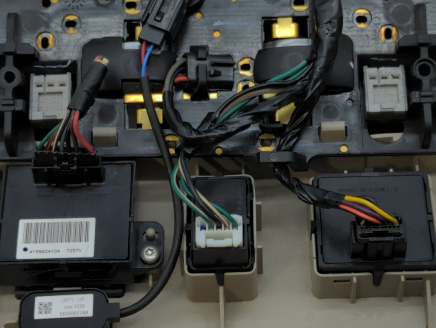 2007-2011 Chevrolet Tahoe Center Floor Console P/N:15948136 Fits Fits 2007 2008 2009 2010 2011 OEM Used Auto Parts - Oemused