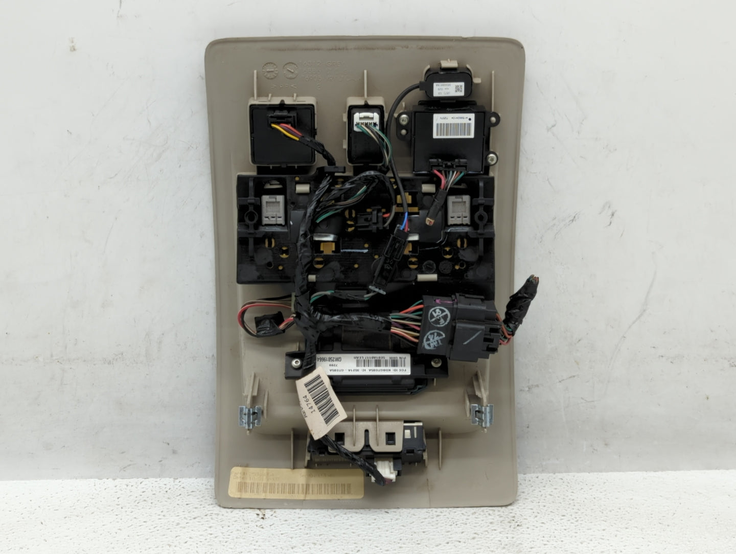 2007-2011 Chevrolet Tahoe Center Floor Console P/N:15948136 Fits Fits 2007 2008 2009 2010 2011 OEM Used Auto Parts - Oemused