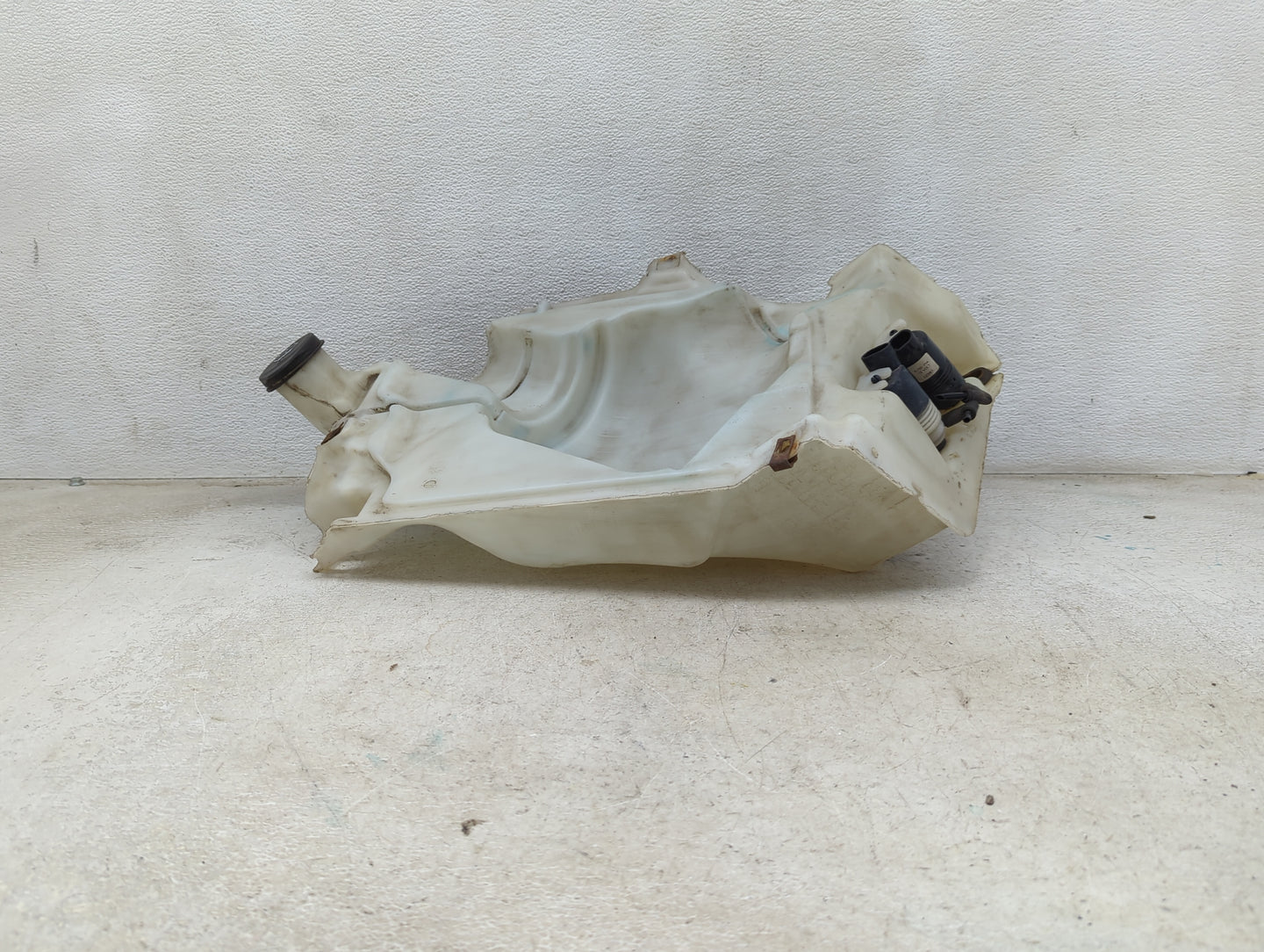 2002 Chevrolet Trailblazer Windshield Washer Fluid Reservoir Bottle Oem 1473887 - Oemusedautoparts1.com