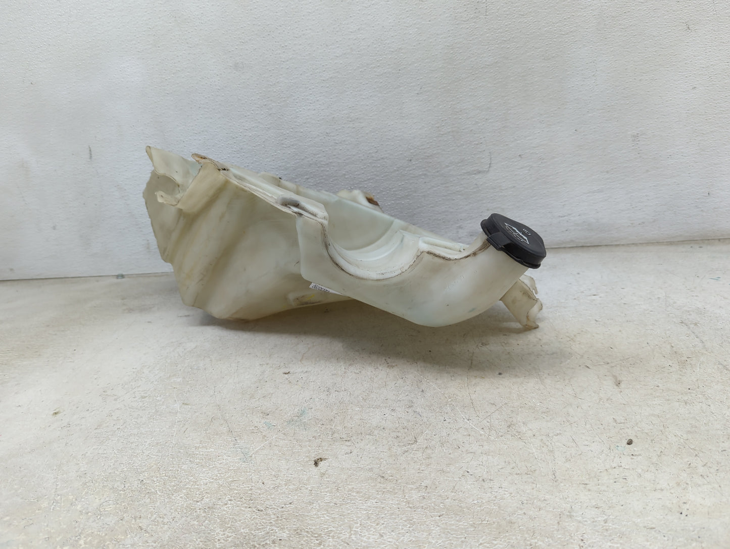 2002 Chevrolet Trailblazer Windshield Washer Fluid Reservoir Bottle Oem 1473887 - Oemusedautoparts1.com