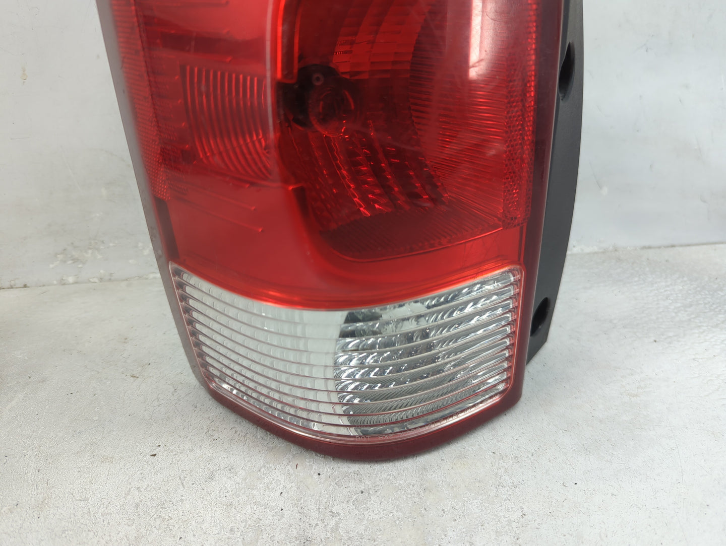 2005-2009 Chevrolet Uplander Tail Light Assembly Passenger Right OEM P/N:071631159 Fits Fits 2005 2006 2007 2008 2009 OEM Us