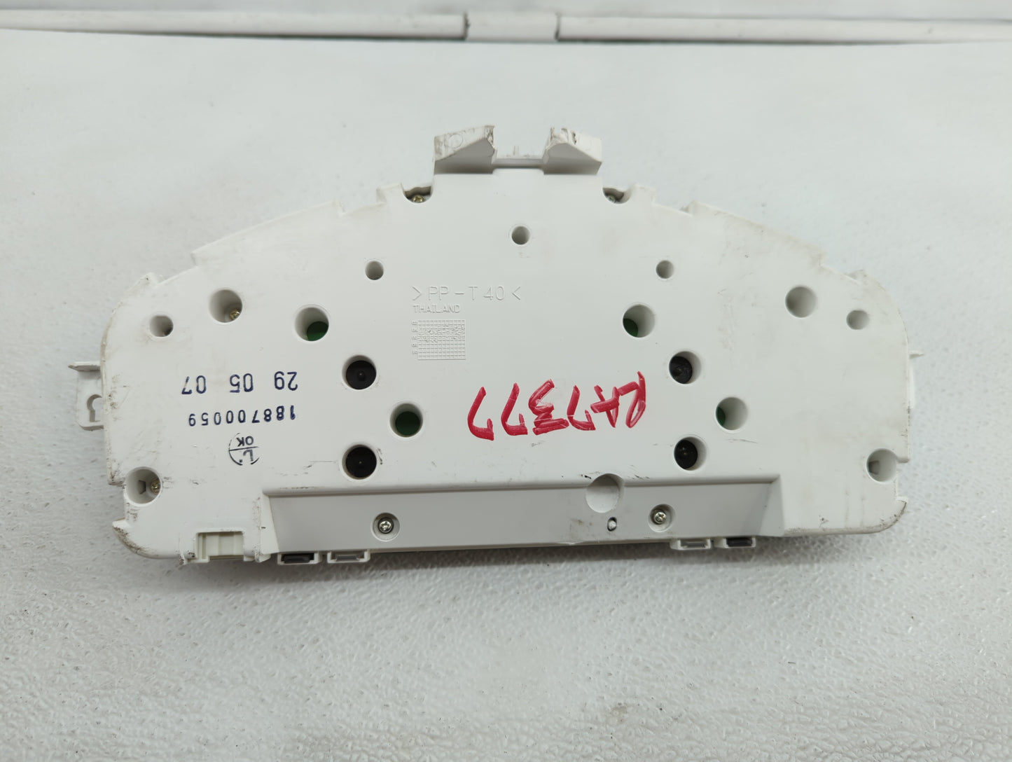 2008 Chevrolet V30 Instrument Cluster Speedometer Gauges P/N:69199-500T 30765313 Fits Fits 2009 2010 2011 2012 2013 OEM Used