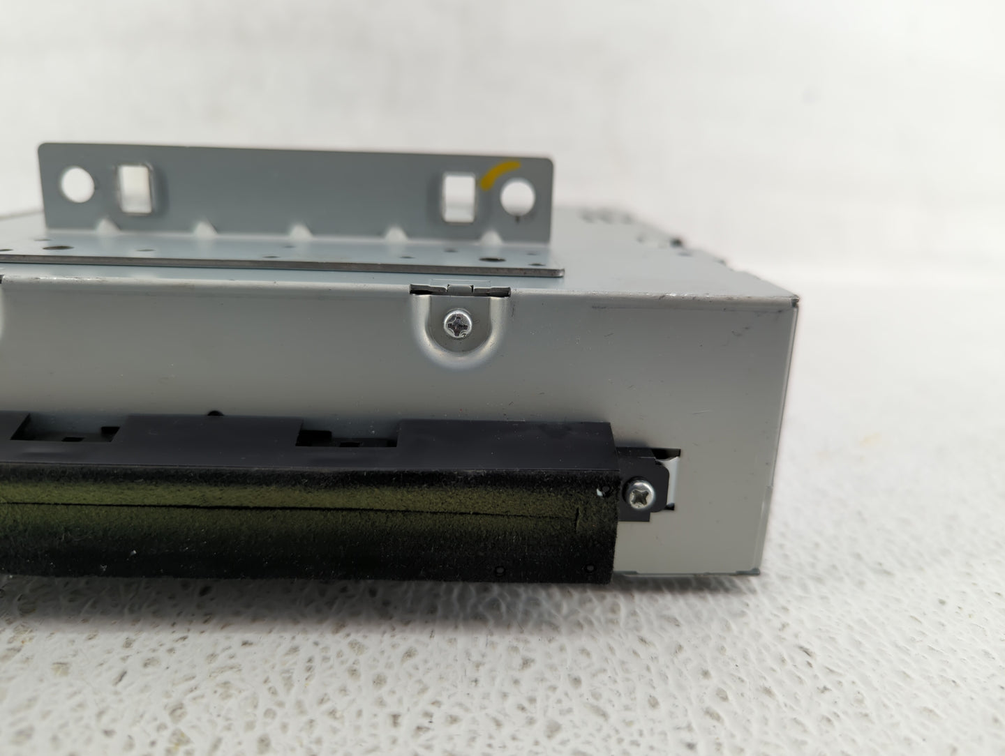 Chevrolet V30 Am Fm Cd Player Radio Receiver - Oemusedautoparts1.com