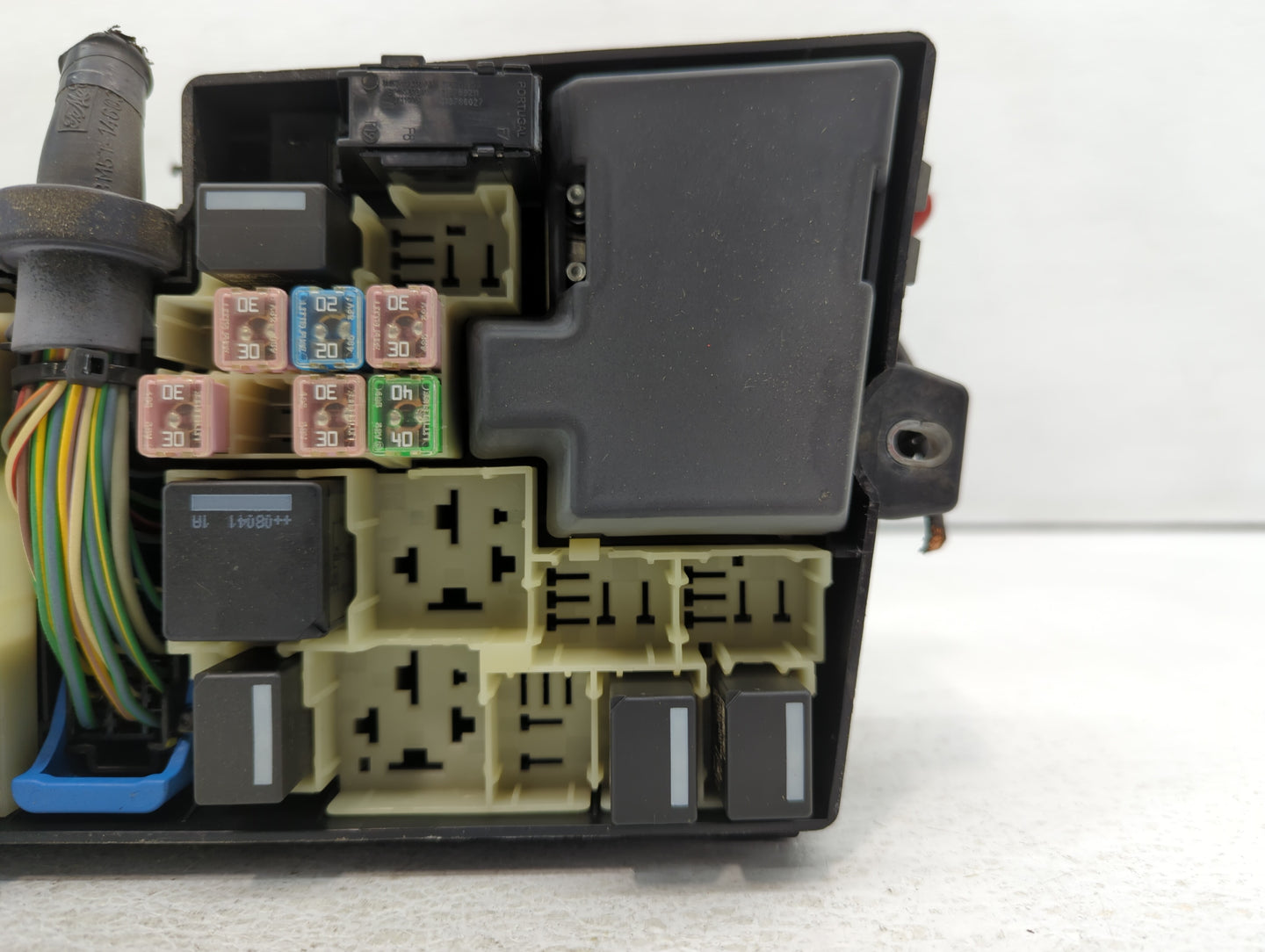 2008 Chevrolet V30 Fusebox Fuse Box Panel Relay Module P/N:30728348 Fits OEM Used Auto Parts - Oemusedautoparts1.com