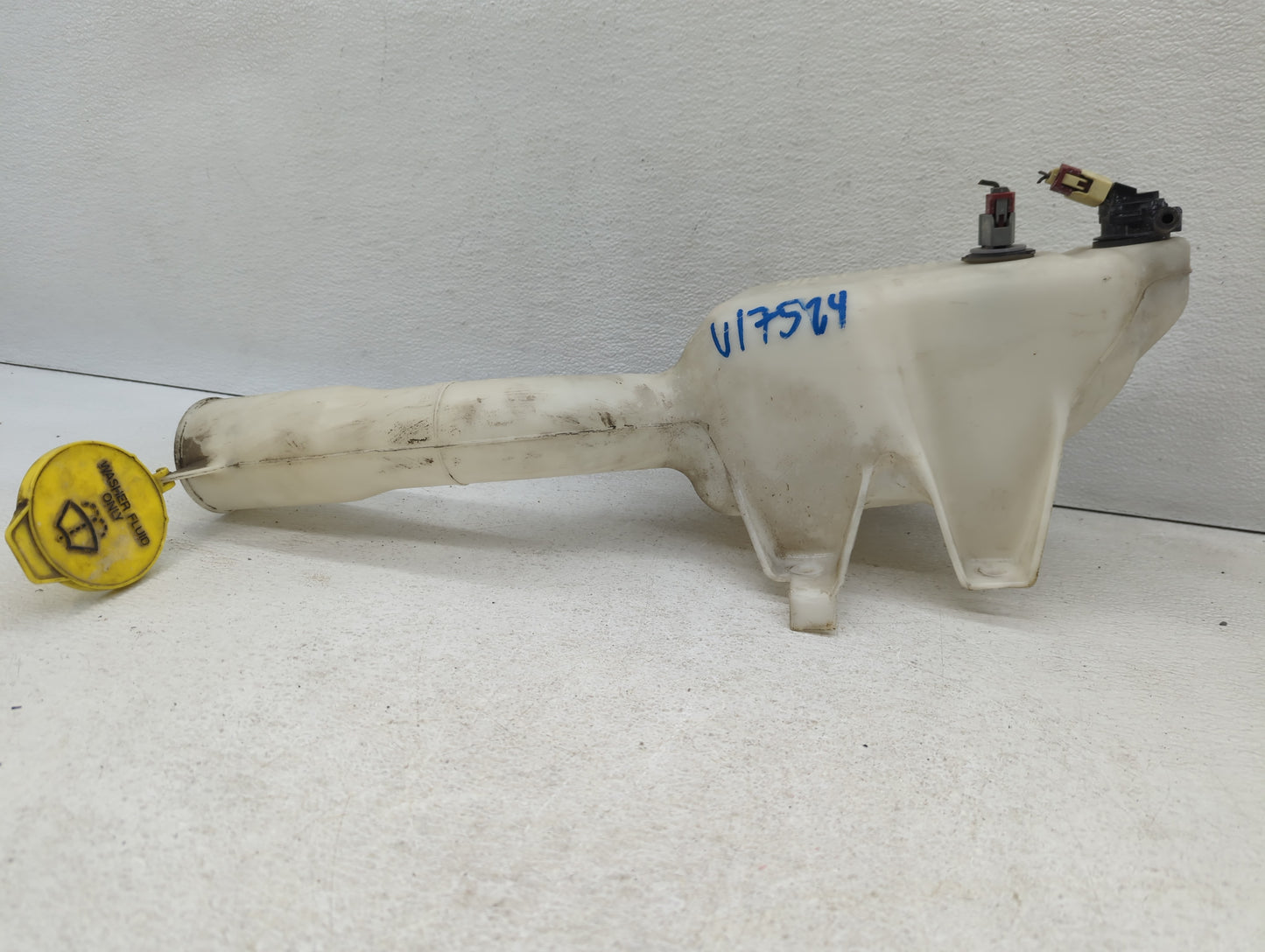 2006-2010 Chrysler 300 Windshield Washer Fluid Reservoir Bottle Oem - Oemusedautoparts1.com