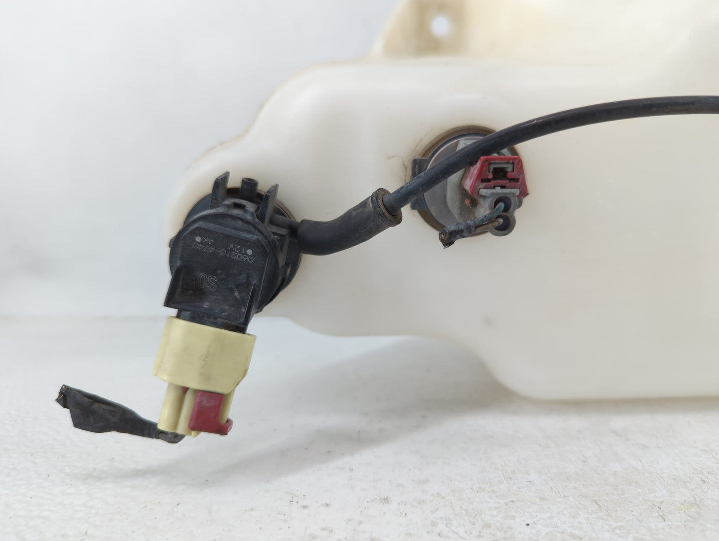 2006-2010 Chrysler 300 Windshield Washer Fluid Reservoir Bottle Oem - Oemusedautoparts1.com