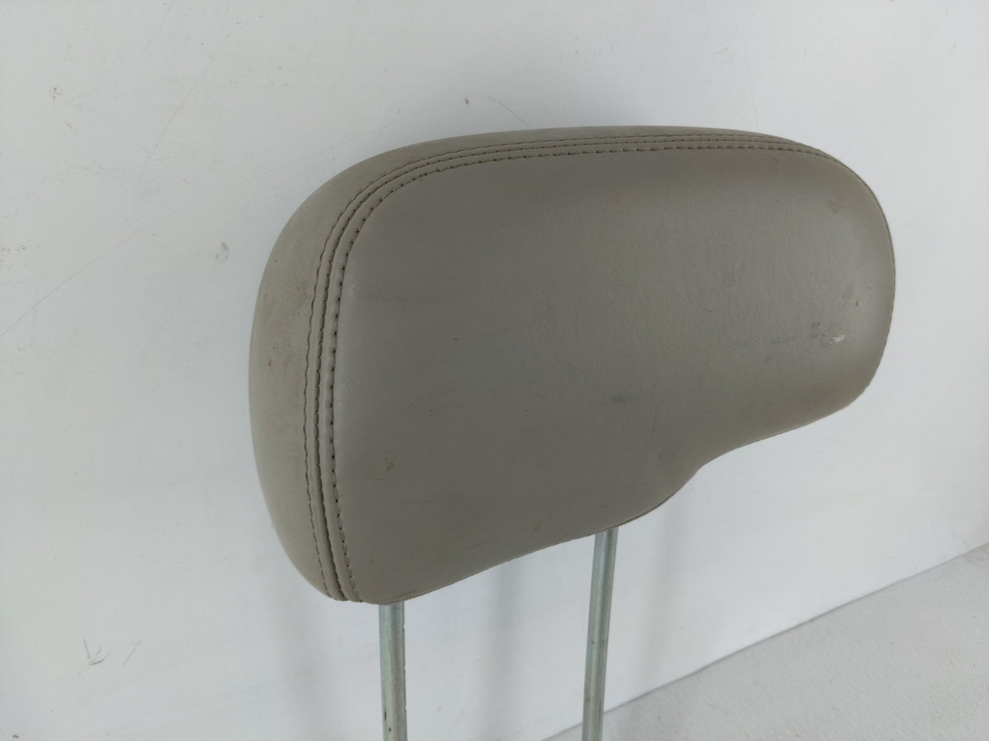 2007-2009 Chrysler Aspen Headrest Head Rest Rear Center Seat Fits Fits 2007 2008 2009 OEM Used Auto Parts - Oemusedautoparts